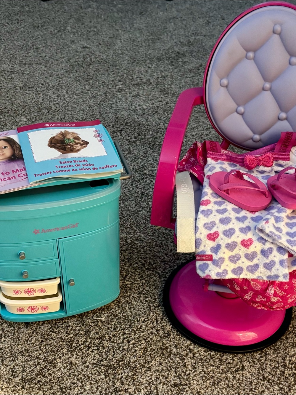 Beautiful American Girl Salon Set and Chair and Accessories - Picture 4 of 4